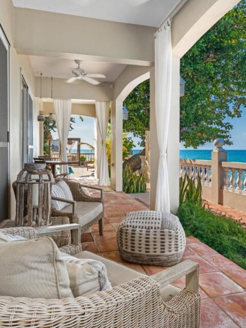 Tres Sirenas Beach Inn